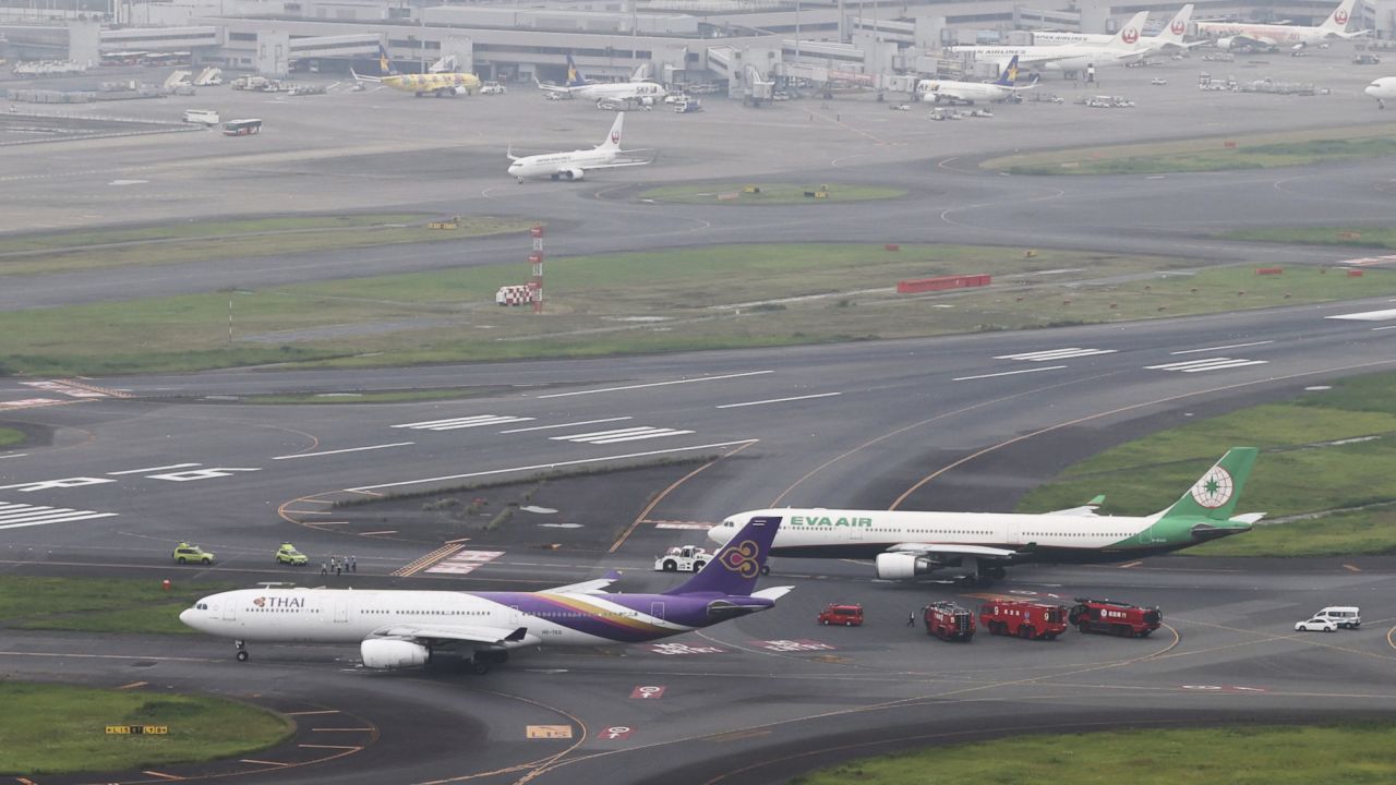 टोकियोको हानेदा विमानस्थलमा दुई वटा विमान एकआपसमा ठोक्किए