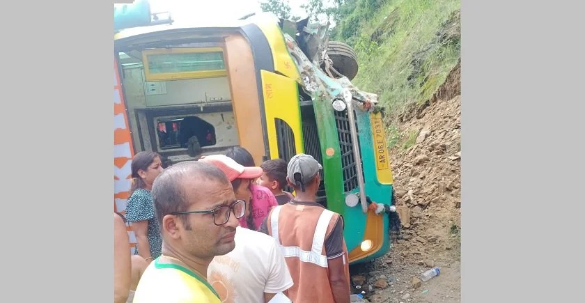 काठमाडौँबाट भारतको गुजरातका लागि छुटेको यात्रुबाहक बस गल्छीमा दुर्घटना, एक बालककाे मृत्यु