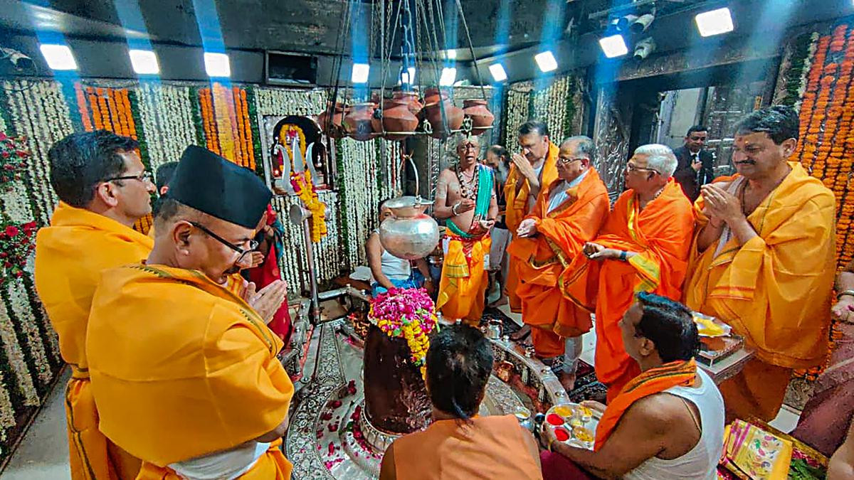 प्रधानमन्त्री प्रचण्डले गरे महाकालेश्वर मन्दिरकाे दर्शन, पूजाअर्चना गर्दै रुद्राक्ष र भेटी चढाए