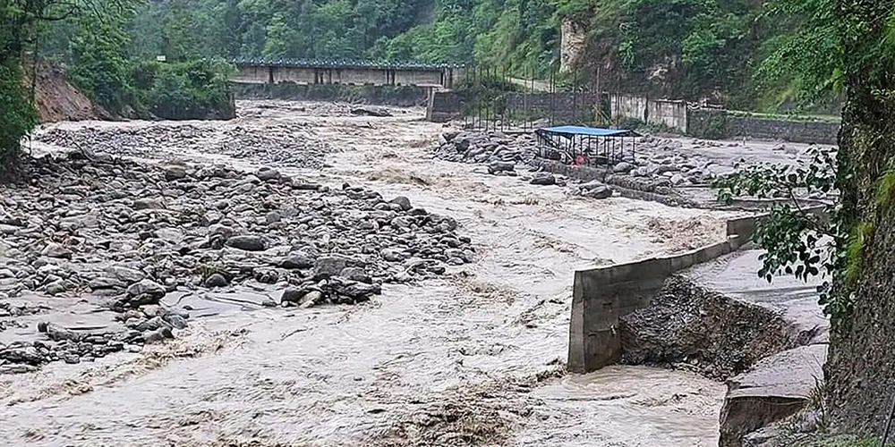 ताप्लेजुङको मेहेलेमा पहिरोमा परी एक बेपत्ता, दुई घाइते