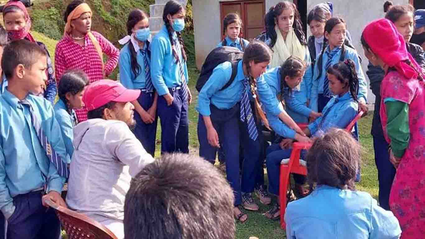 बैतडीकाे सिगासमा विद्यार्थी बेहोस हुन थालेपछि पठनपाठन प्रभावित