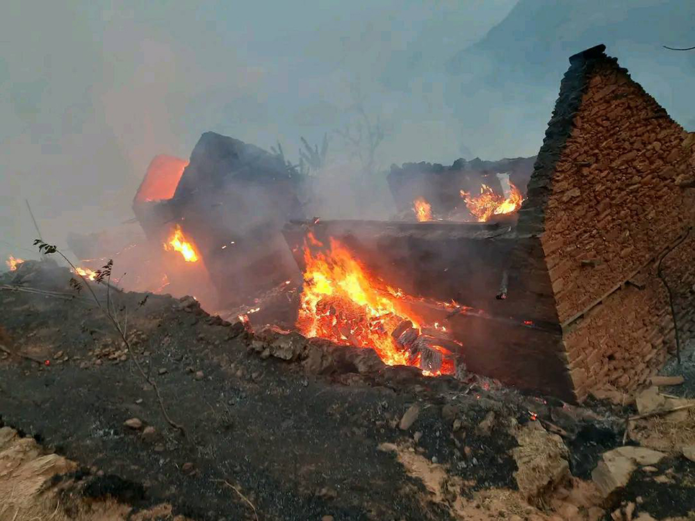 विद्युत् सर्ट भई आगलागी हुँदा इलाममा सात घर जलेर नष्ट