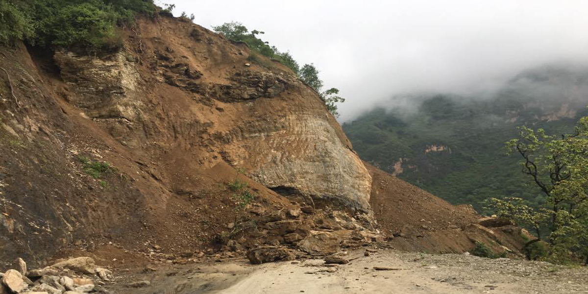 पहिराेले उत्तर–दक्षिण कोशी राजमार्ग अवरुद्ध