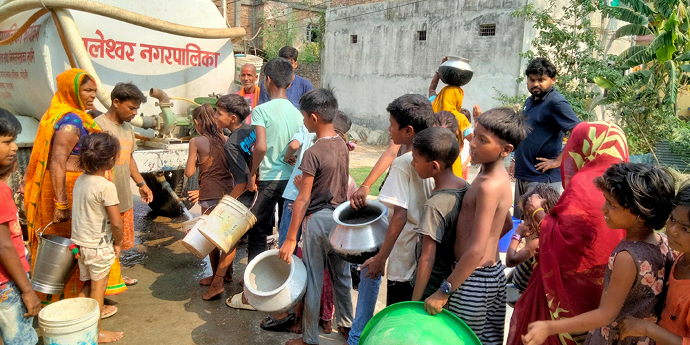 मुहान सुकेपछि जलेश्वरमा ट्याङ्करबाट पानी वितरण