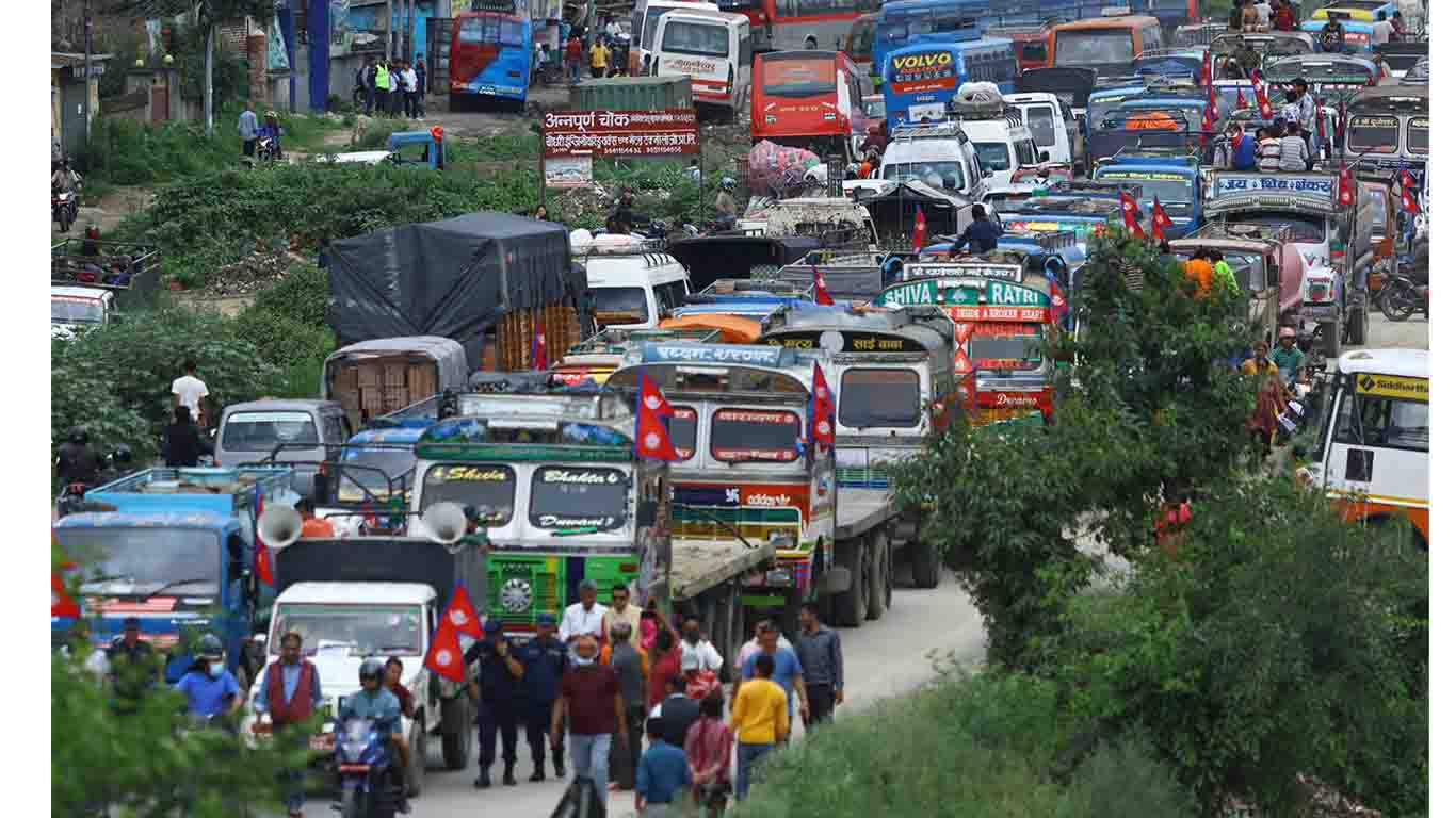 पुराना गाडी चलाउन दिनुपर्ने माग गर्दै ट्याक्सी, ट्रक र ट्यांकर चालकहरुको प्रदर्शन