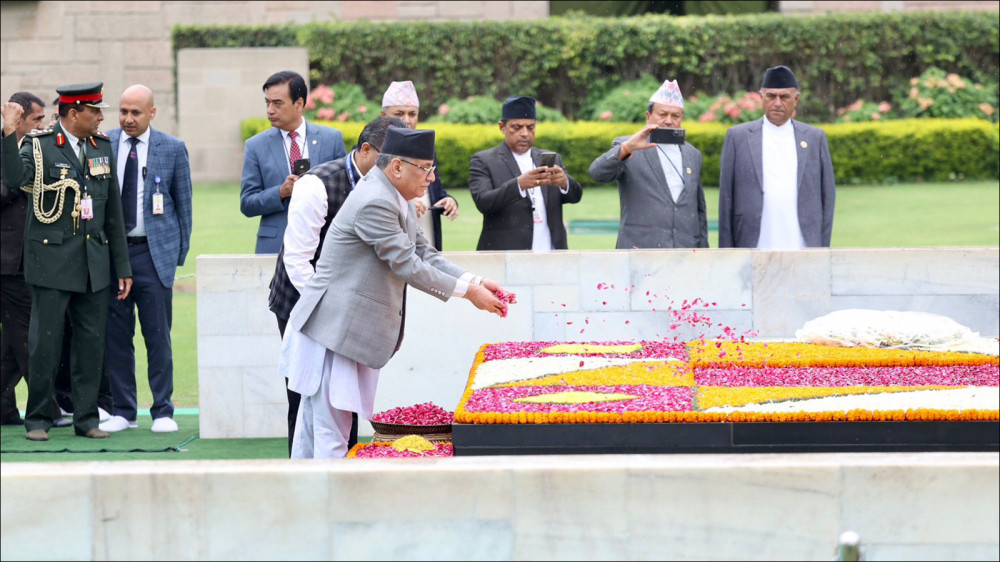 प्रधानमन्त्री प्रचण्डद्वारा महात्मा गान्धीको समाधिस्थलमा पुष्पहार अर्पण