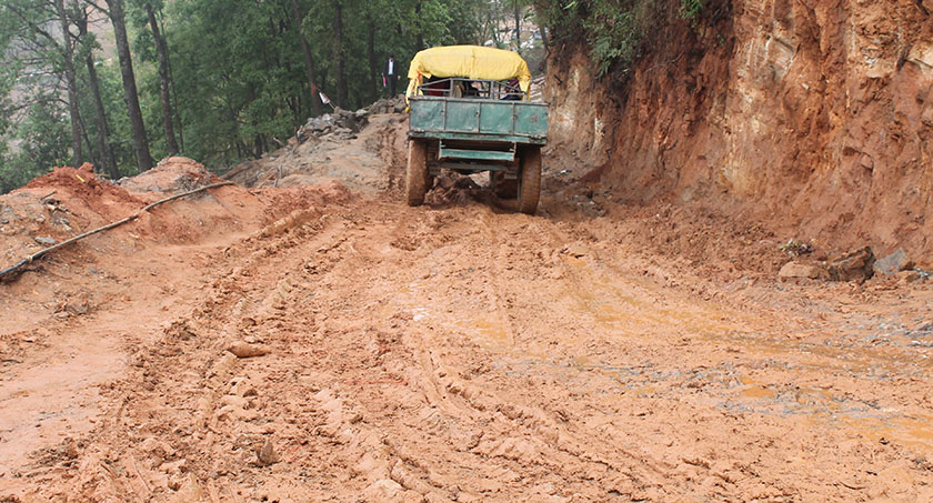 भोजपुरका ग्रामीण भेगमा वर्षाका कारण यातायात सेवा ठप्प