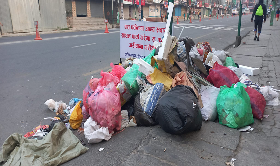 पोखरामा चार दिनदेखि सडकमै थुप्रियो फोहोर,  फोहोर व्यवस्थापनमा स्थानीयको अवरोध