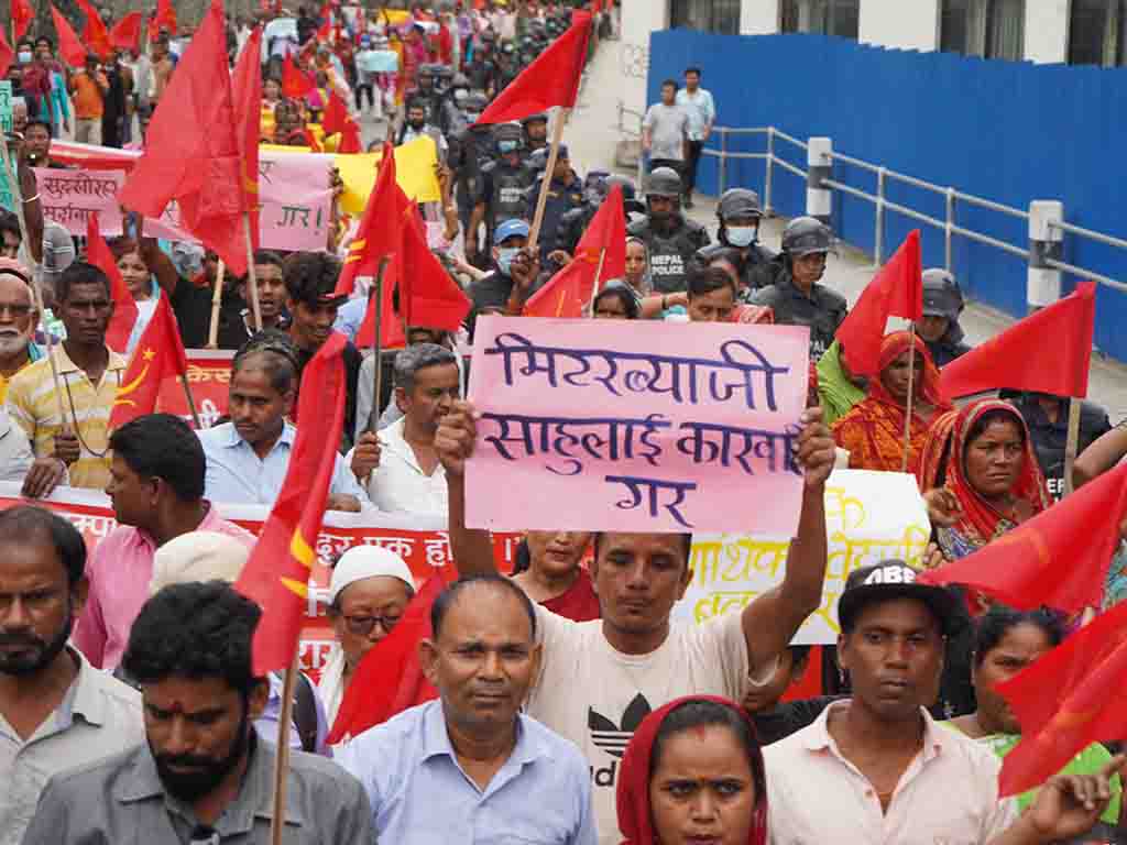 गृहमन्त्रीको राजीनामा माग्दै मिटरब्याज पीडितको विरोध प्रदर्शन