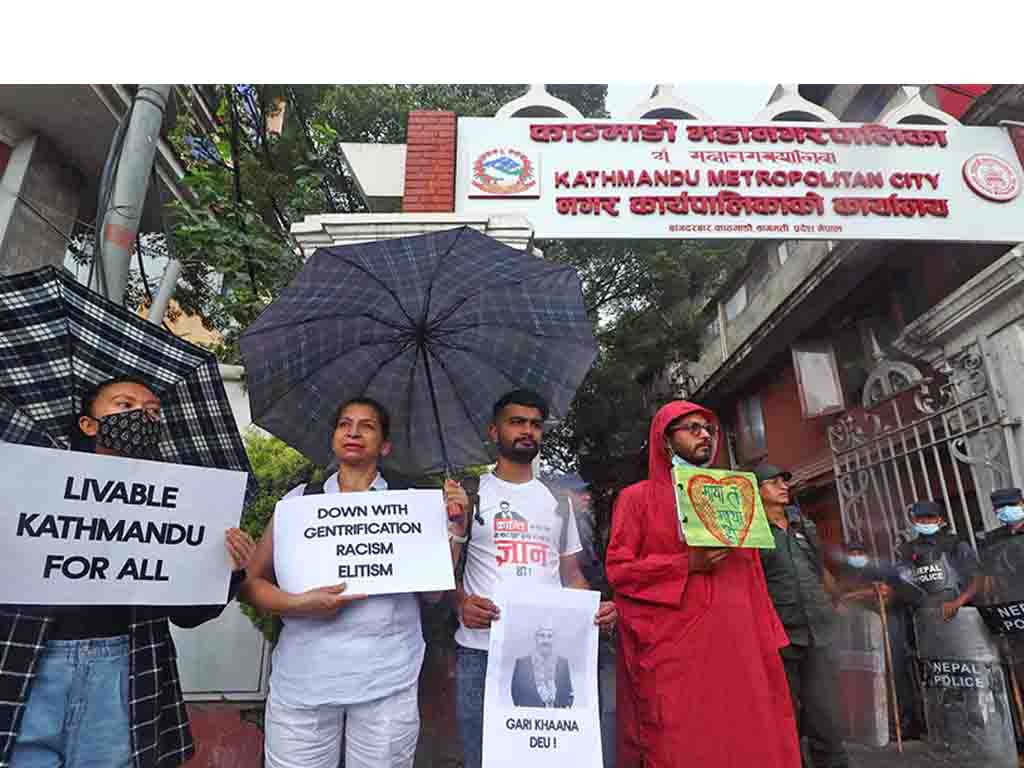 गरीखान देऊ भन्दै काठमाडौं महानगरपालिका कार्यालय अगाडि विरोध प्रदर्शन