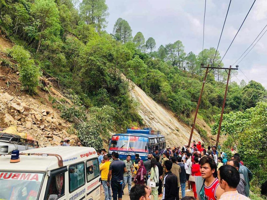 गुडिरहेको बसमा करेन्ट लागेर सल्यानमा २ जनाको मृत्यु, एक गम्भीर घाइते