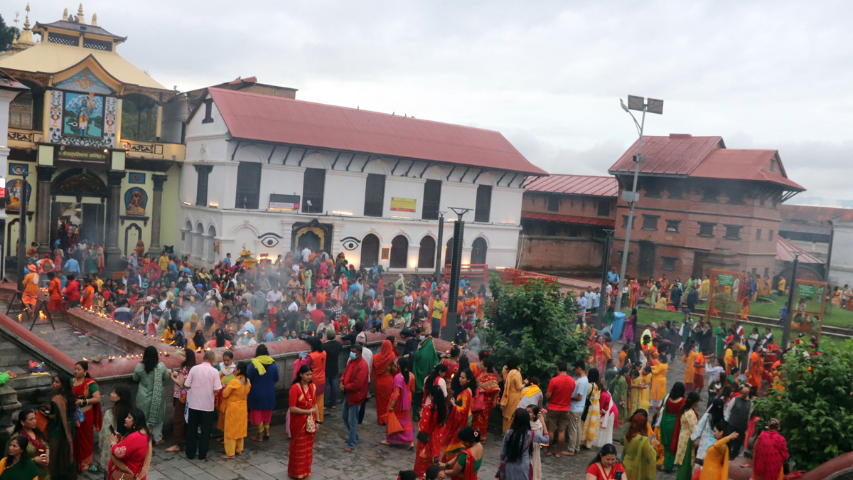 साउनकाे तेस्रो सोमबार: पशुपतिनाथलगायत देशभरका शिवालयमा भक्तजनको भीड