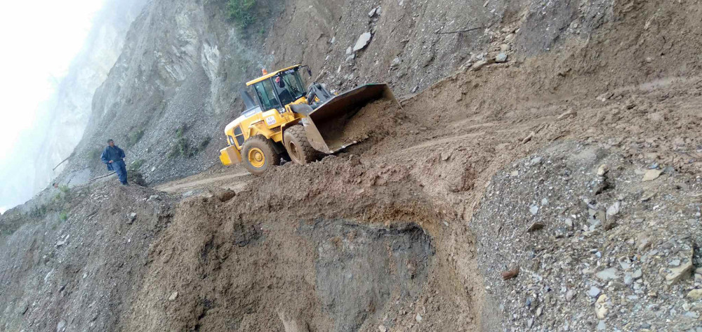 लगातारको वर्षाका कारण पहिरो गएपछि महाकाली लोकमार्ग अवरुद्ध