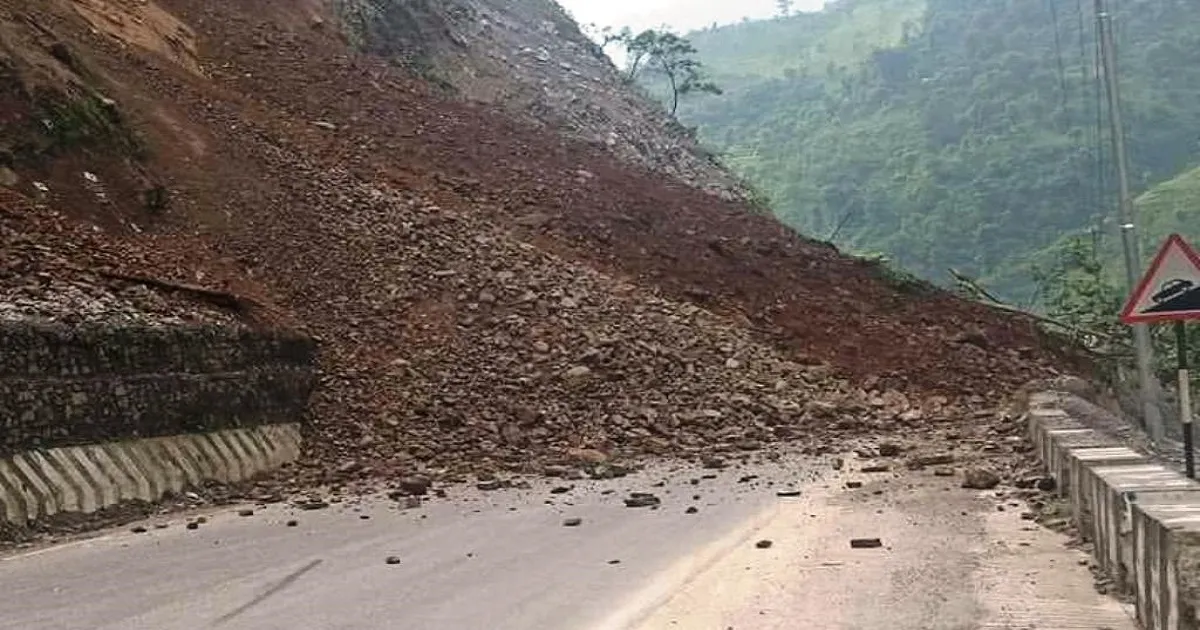 पहिरो खस्दा नारायणगढ-मुग्लिन सडक अवरुद्ध