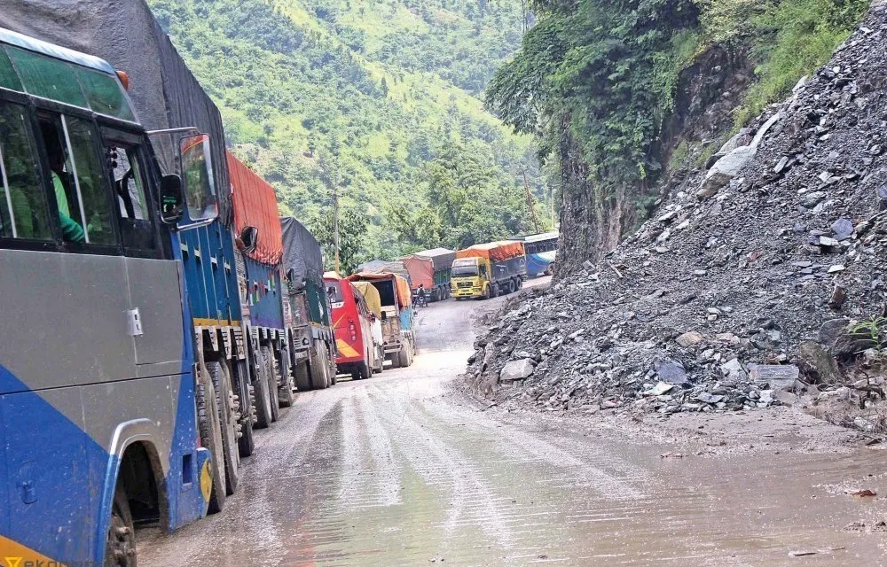 पहिरोका कारण अवरुद्ध जयपृथ्वी र दशरथ राजमार्ग पुुनःसञ्चालनमा