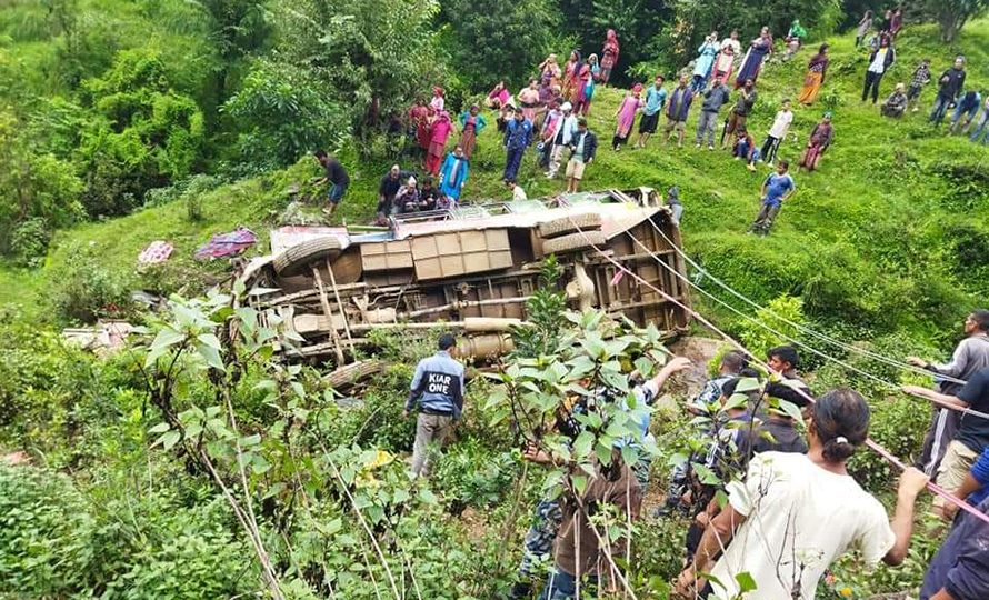 रोल्पाबाट दाङ आउँदै गरेको बस दुर्घटना, तीन जना गम्भीर घाइते