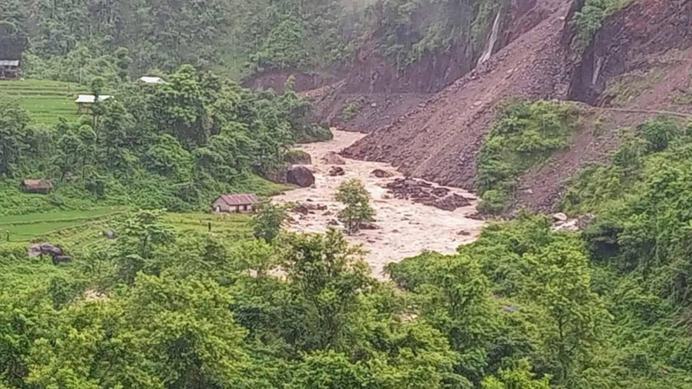 मकवानपुर पहिरोमा बेपत्ता भएकामध्ये  बाबु र छोरी मृत फेला, अझै तीन जना बेपत्ता