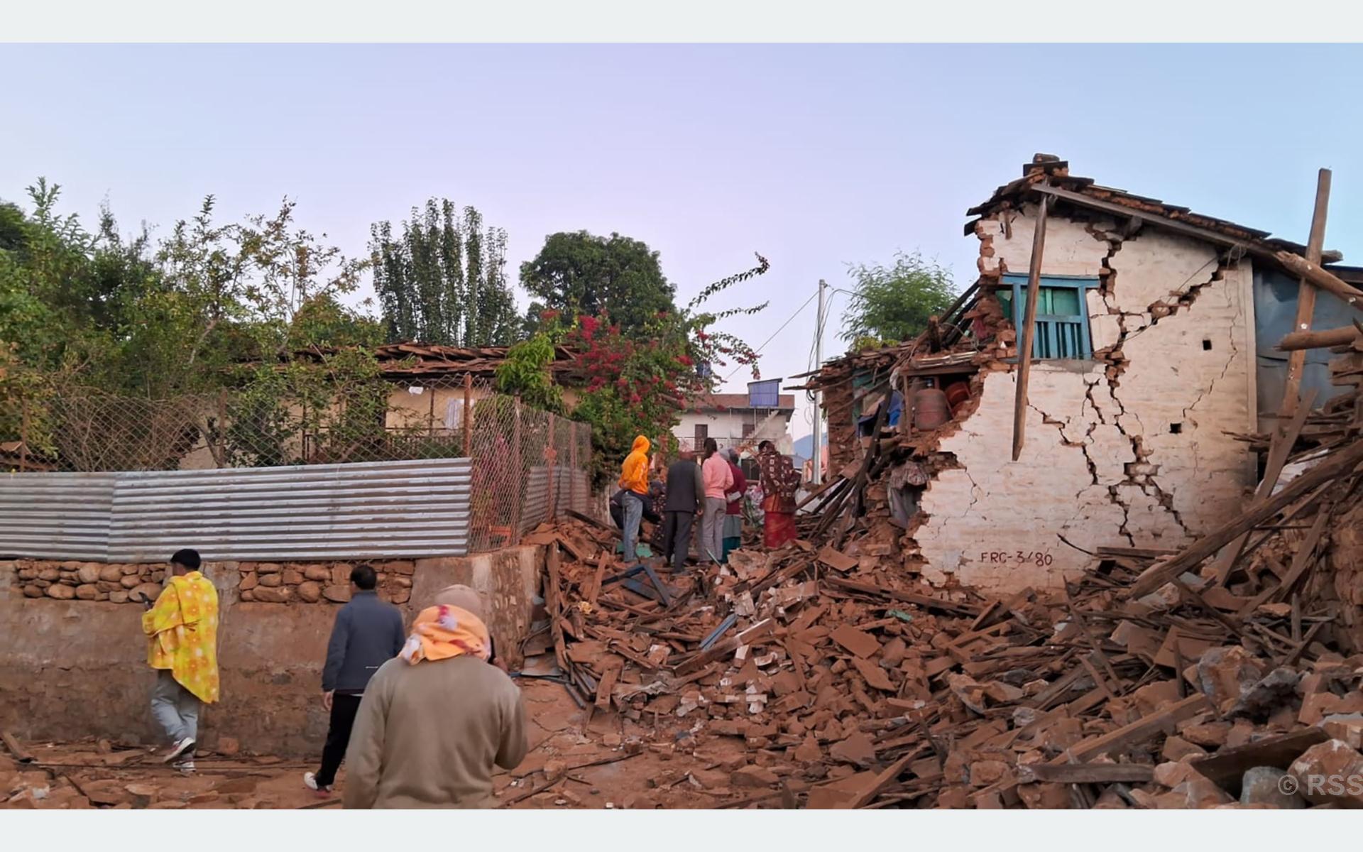 भूकम्प : रुकुम पश्चिममा मृतकका परिवारले पाए नगद