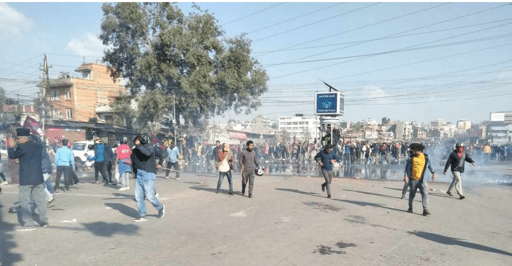 बल्खुमा प्रहरी र दुर्गा प्रसाईको ‘राष्ट्र, राष्ट्रियता, धर्म, संस्कृति र नागरिक बचाउँ महाअभियान’का प्रदर्शनकारीबीच झडप