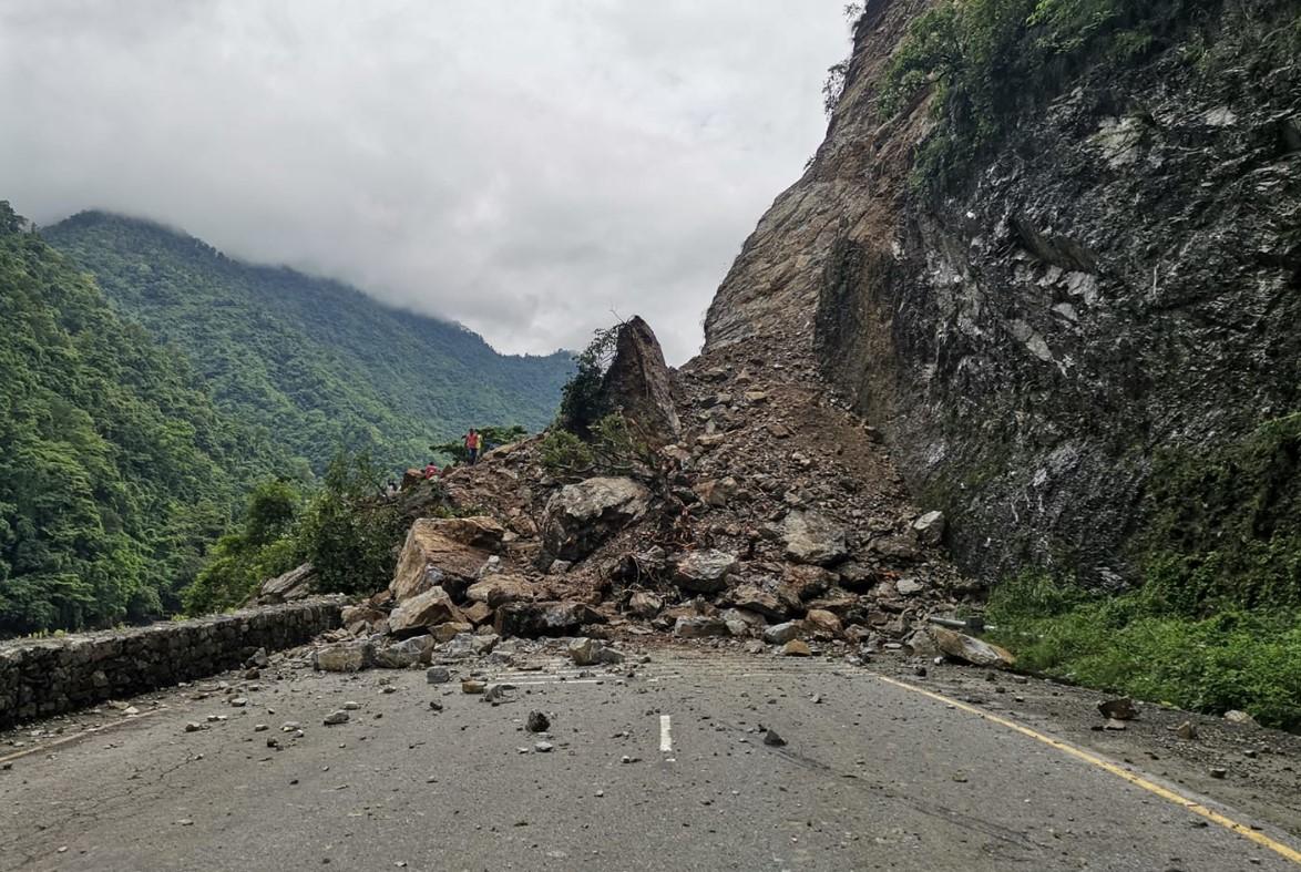 सुक्खा पहिरोले कोशी राजमार्ग अवरुद्ध, एक घाइते