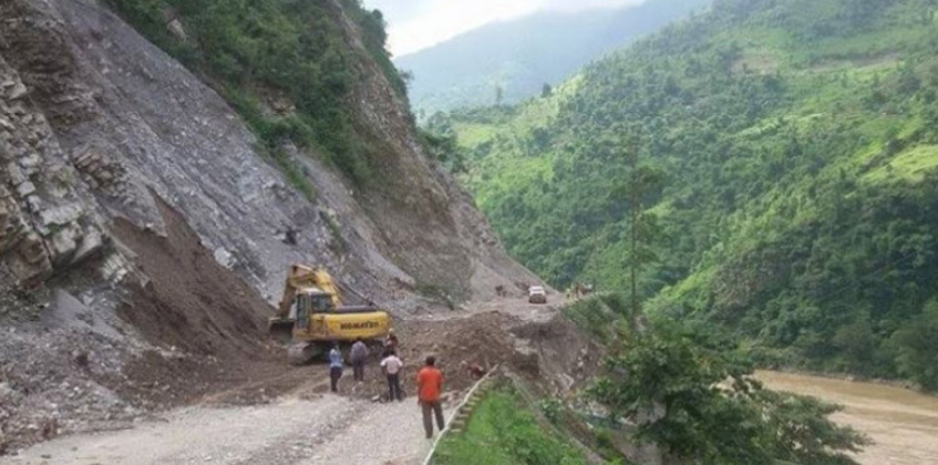 बाढी पहिरोका कारण धरान-धनकुटा सडक अवरुद्ध