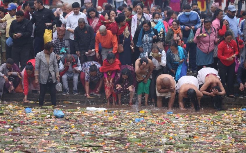 मातातीर्थ कुण्डमा स्नान गर्नेको घुइँचो