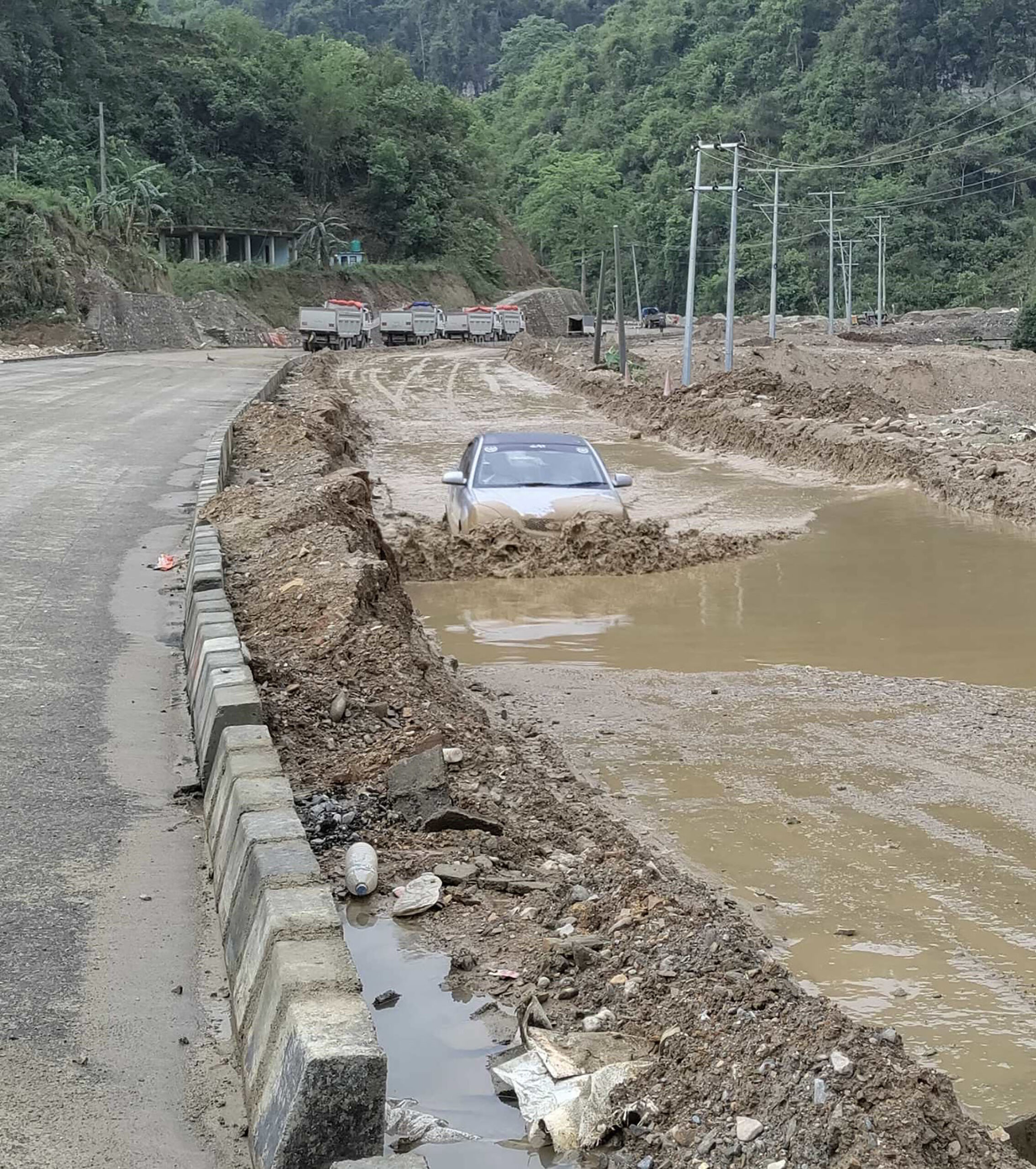 वर्षाका कारण मुग्लिन-पोखरा सडक आवागमनमा सास्ती