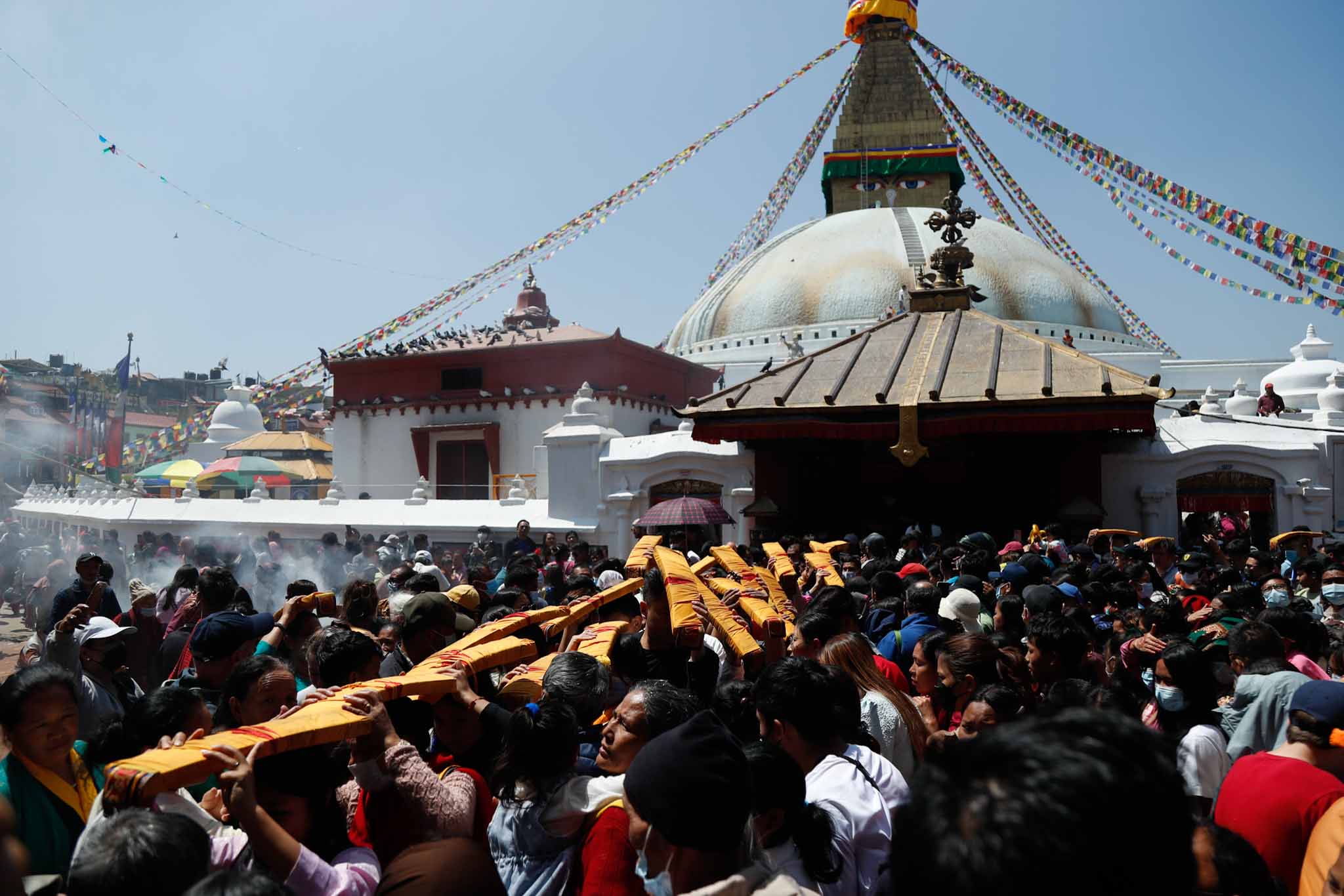 २५६८ औँ बुद्ध जयन्ती आजः बौद्ध तीर्थस्थलमा दर्शनार्थीको भीड