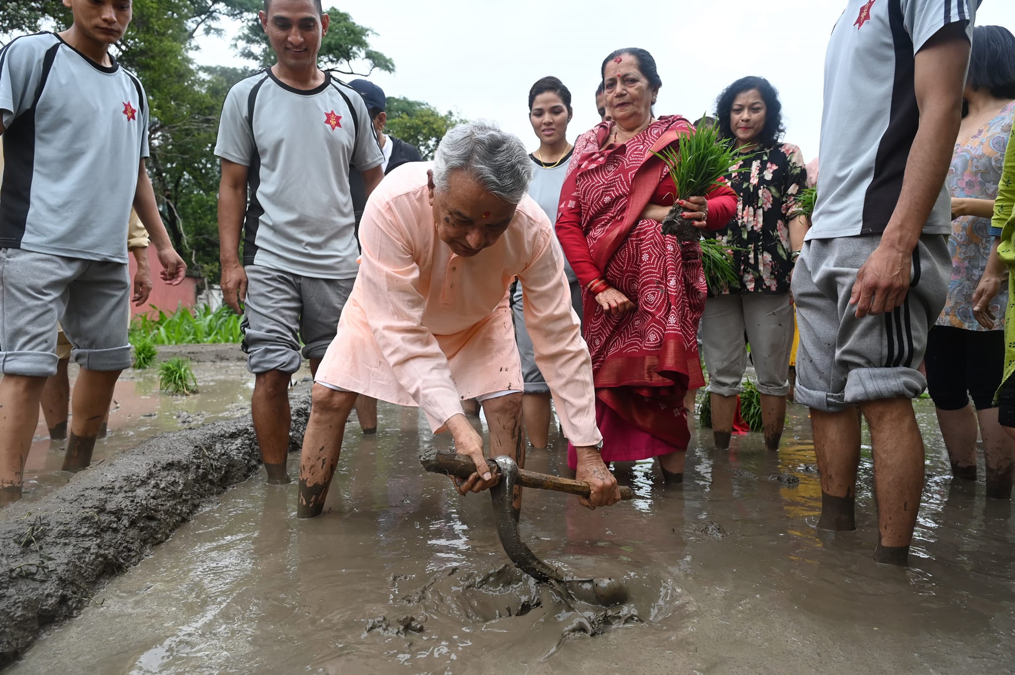 राष्ट्रपति भवनमा यसरी गरियो धान रोपाइँ (फोटोफिचर)