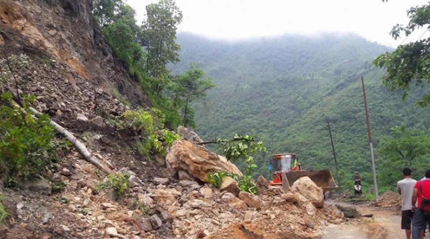 बाढीपहिरोले कोशी राजमार्गमा सात करोड बराबरको क्षति