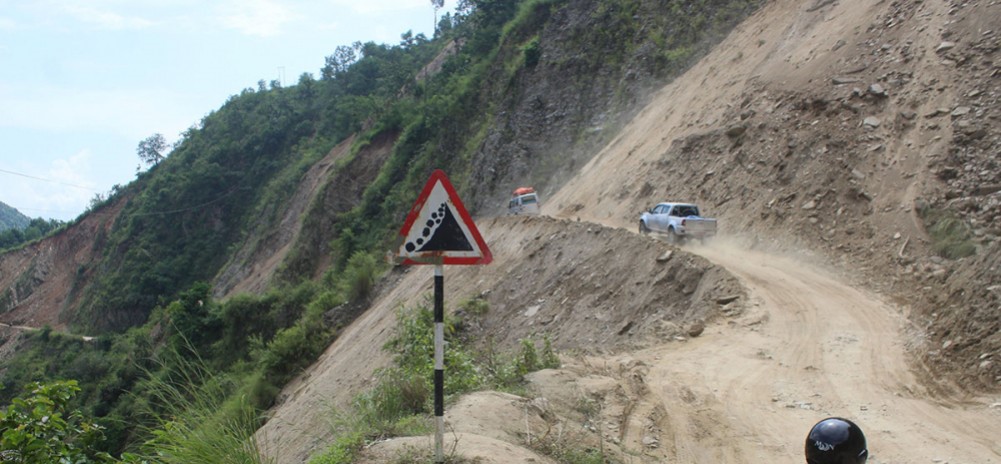 वर्षाले अवरुद्ध मध्यपहाडी लोकमार्ग एकतर्फी सञ्चालनमा