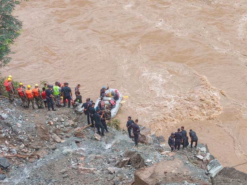 सिमलताल बस दुर्घटना : तीनजना पौडिएर बाँचे