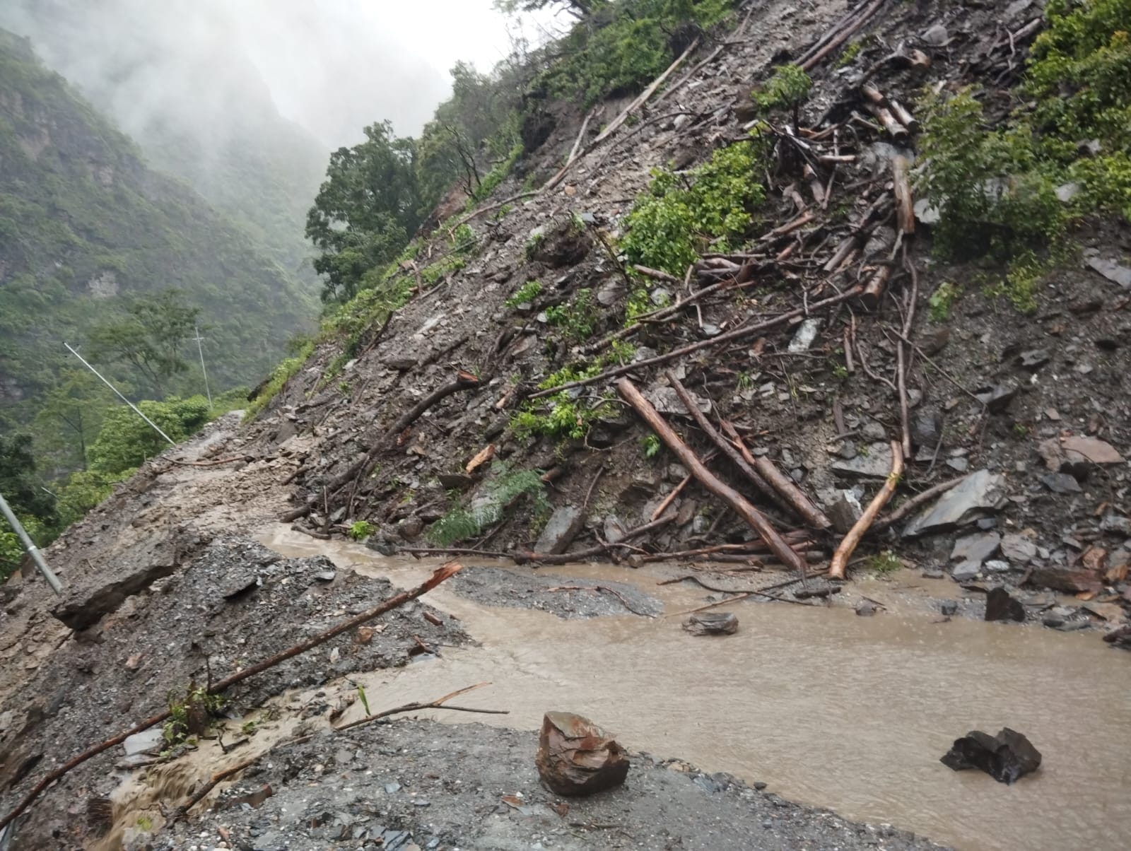 पहिरो खस्दा म्याग्दीका प्रमुख सडक अवरुद्ध, निरन्तरको झरीले पहिरो पन्छाउन समस्या