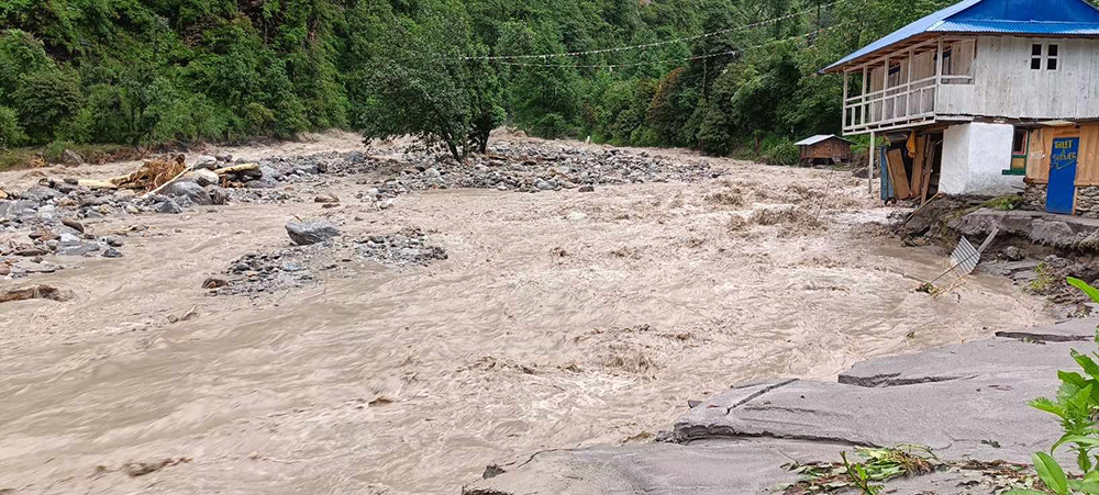 बाढी, पहिरो र डुबानमा पुरिएर देशभर १४ जनाको मृत्यु