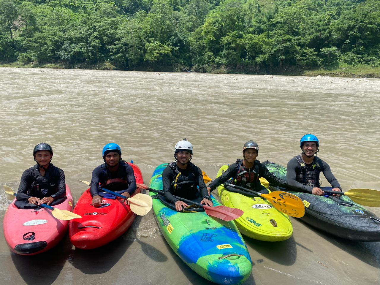 त्रिशुली नदीमा उद्दार तथा खोजीमा खटियो त्रिशुली रिभरसाइड रिसोर्टको कायक टिम