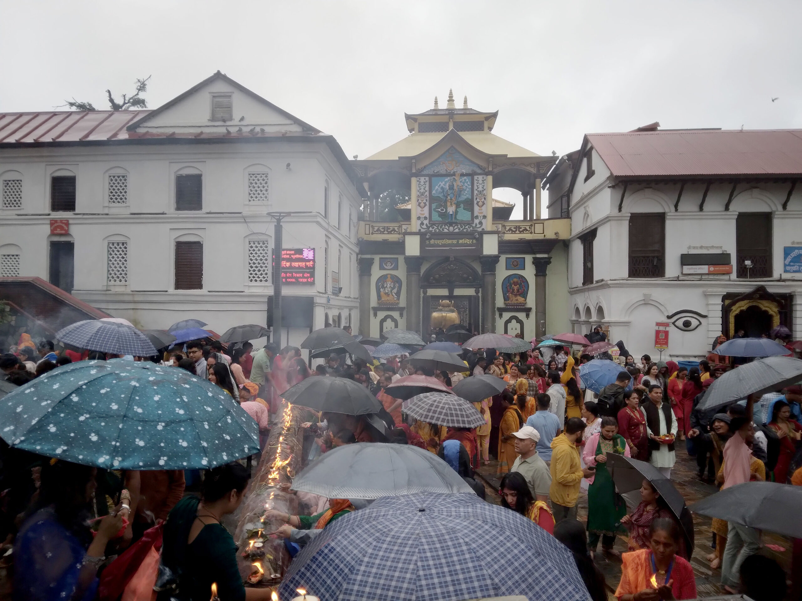 साउनको पहिलो सोमबार : पशुपतिनाथ मन्दिरमा भक्तजनको घुइँचो (तस्बिरहरु)