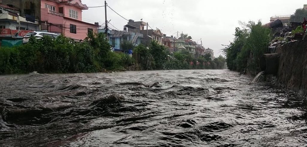 अविरल वर्षाका कारण उपत्यकाका नदीमा बहाव बढेपछि करिडोरमा प्रहरी गस्ती 