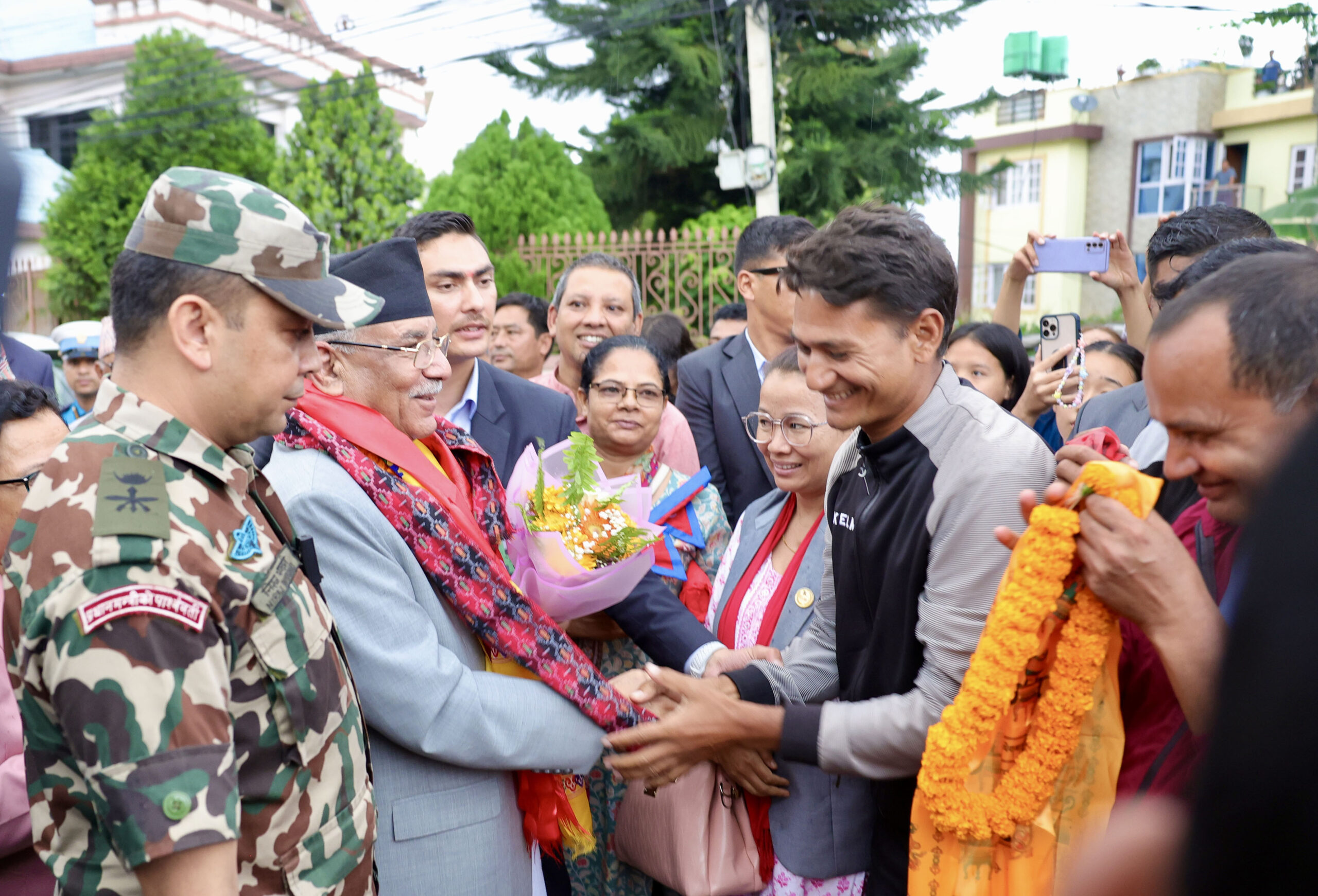 प्रधानमन्त्री दाहाललाई खुमलटारमा स्वागत (तस्बिरहरु)