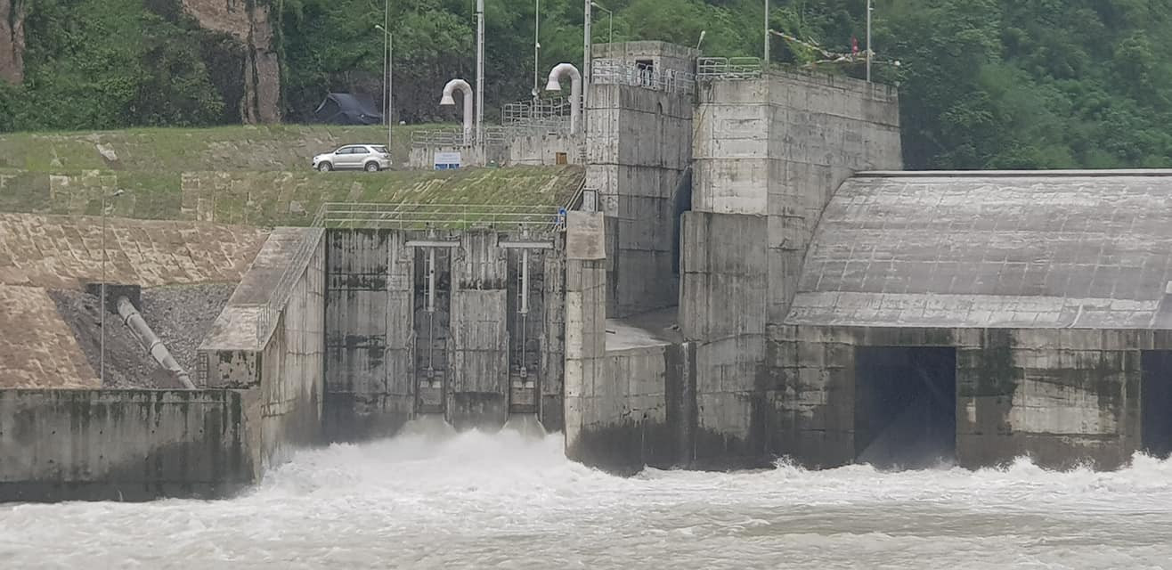 बाढीले माथिल्लो तामाकोसीलगायत १६ आयोजना बन्द, प्रणाली बाहिर १ हजार मेगावाट बिजुली