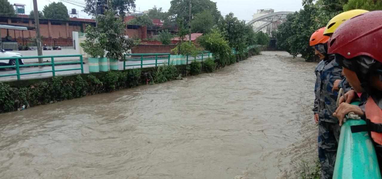 अविरल वर्षाका कारण जनजीवन प्रभावित, उपत्यकाका खोलामा जलसतह बढ्यो