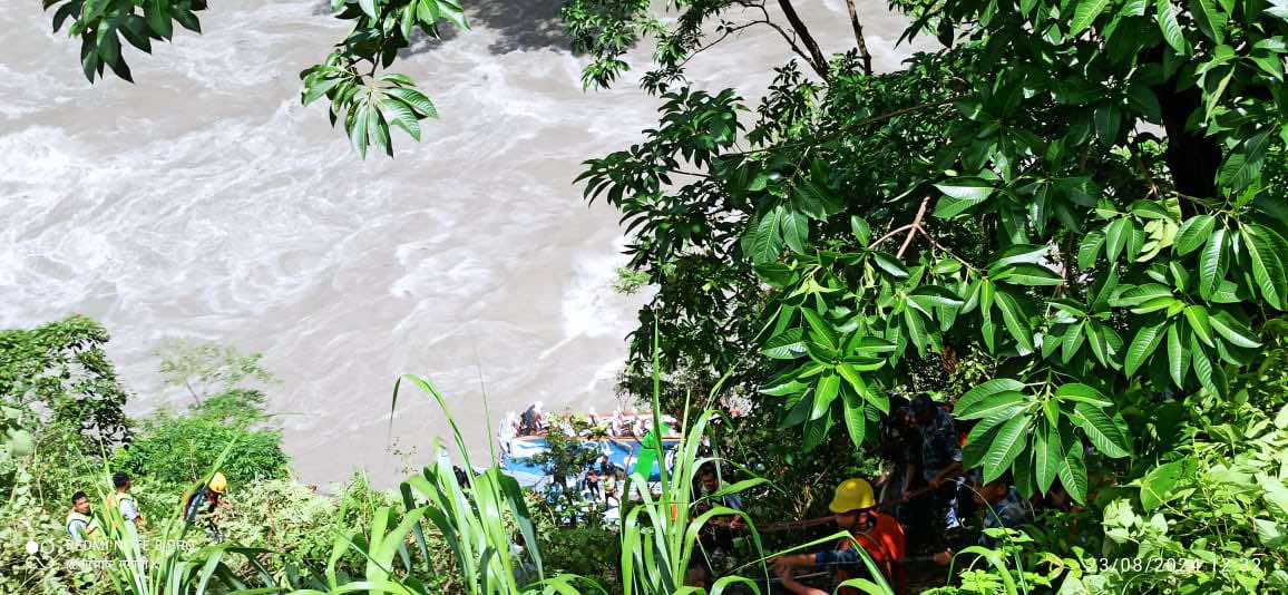 आँबुखैरेनी बस दुर्घटना : उद्धारका लागि सेनाको हेलिकप्टर पुग्यो दुर्घटनास्थलमा