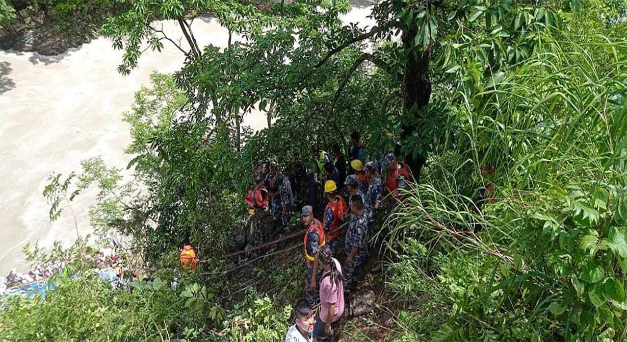 तनहुँ बस दुर्घटना : १४ जनाको मृत्यु, उद्धार कार्य जारी