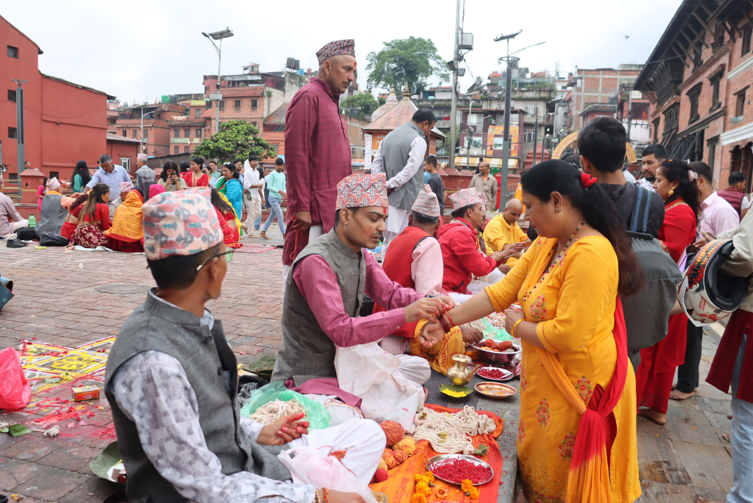 पुरोहितबाट रक्षासूत्र बाँधेर मनाइयो जनैपूर्णिमा पर्व (तस्बिरहरु)