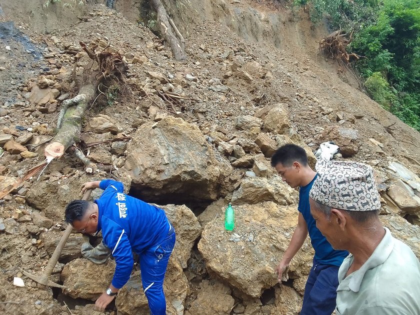 पहिरोका कारण ११ दिनदेखि अवरुद्ध बुद्धसिंह मार्ग पुनः सञ्चालनमा