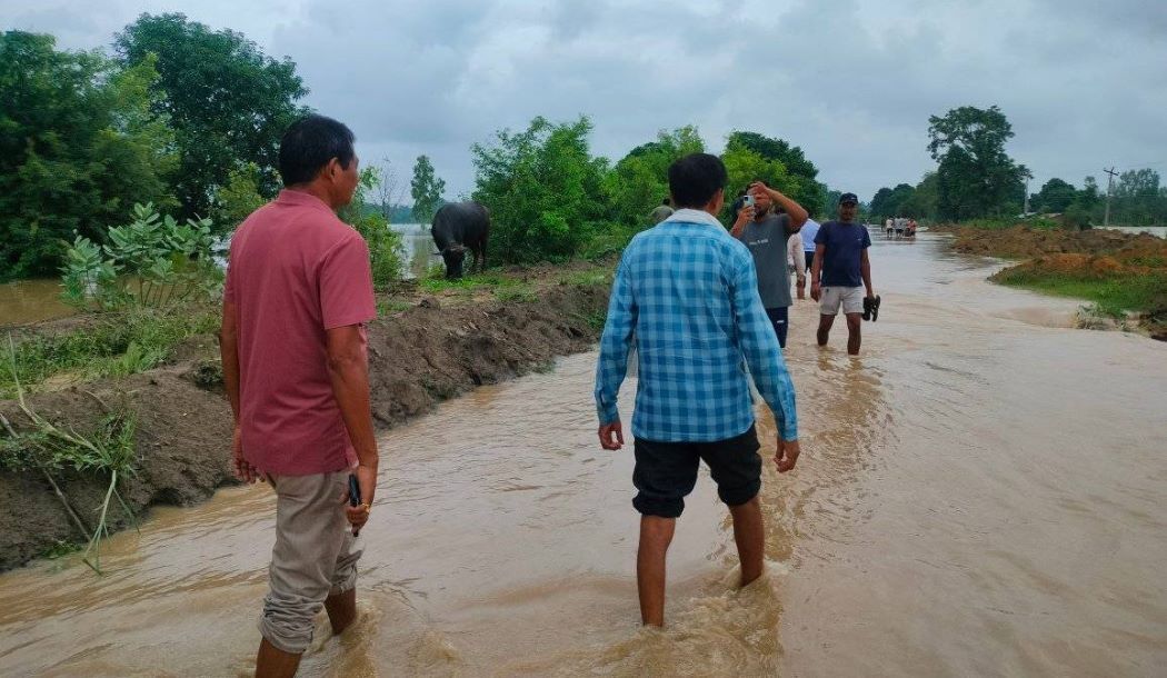 निरन्तर वर्षाले कैलालीका हुलाकी सडक अवरुद्ध