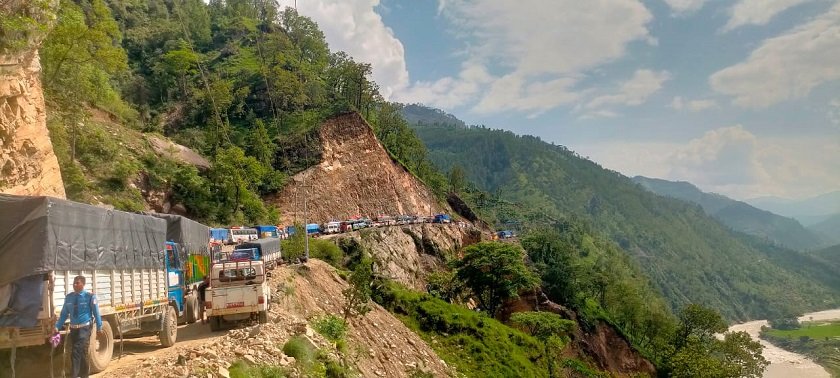 पहिरोले कर्णाली राजमार्ग अवरुद्ध हुँदा करोडौँको स्याउ अलपत्र