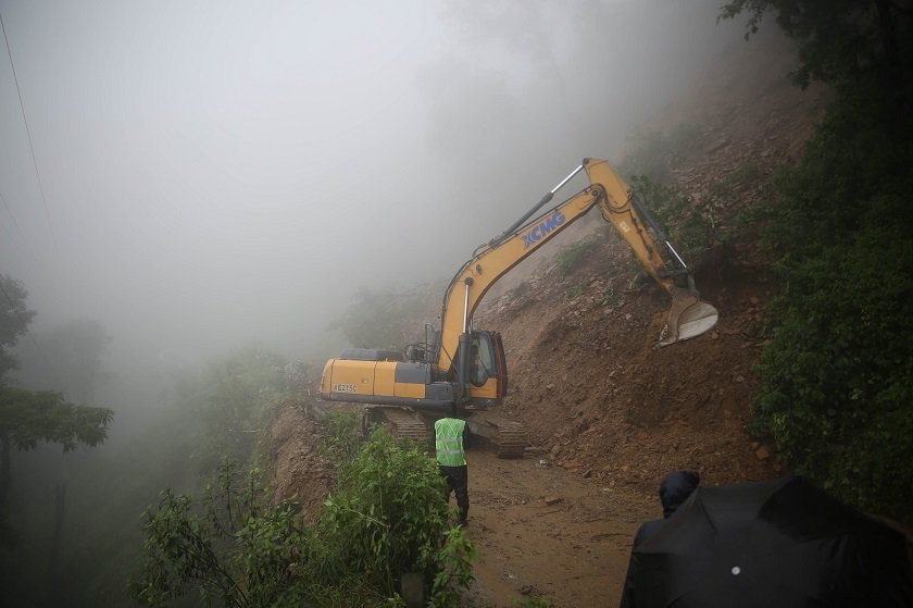 नागढुङ्गा पहिरो : सडक एकतर्फी खुल्यो