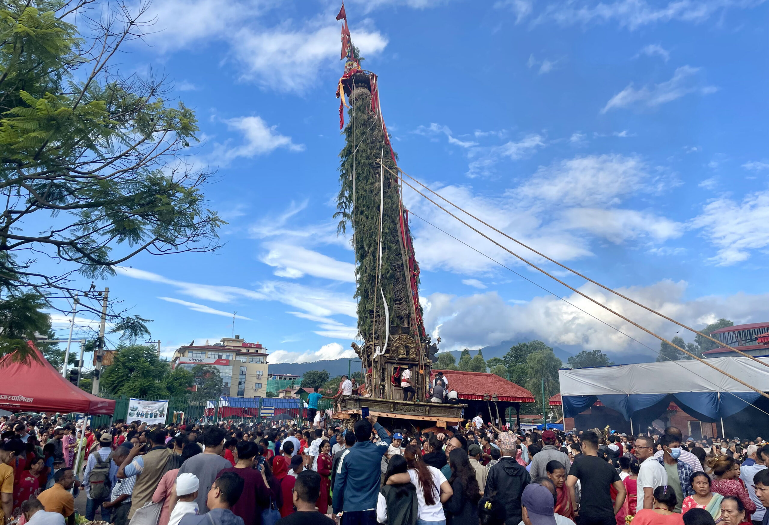 रातो मछिन्द्रनाथको रथमा पूजा गर्दै भक्तजन (तस्बिरहरु)