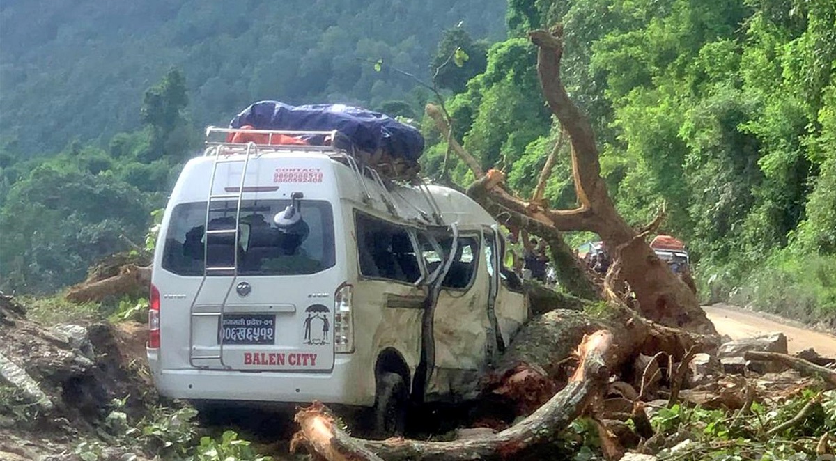 गुडिरहेको माइक्रो बसमाथि रुख ढल्दा ९ जना यात्रु घाइते