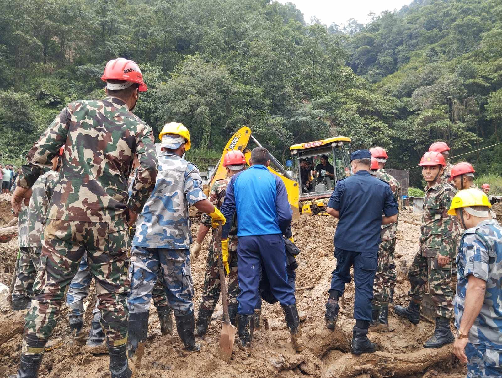 झ्याप्ले खोलाको पहिरोमा चितवनबाट आउँदै गरेको हायस भेटियो, बिहानदेखि अहिलेसम्म १३ शव फेला